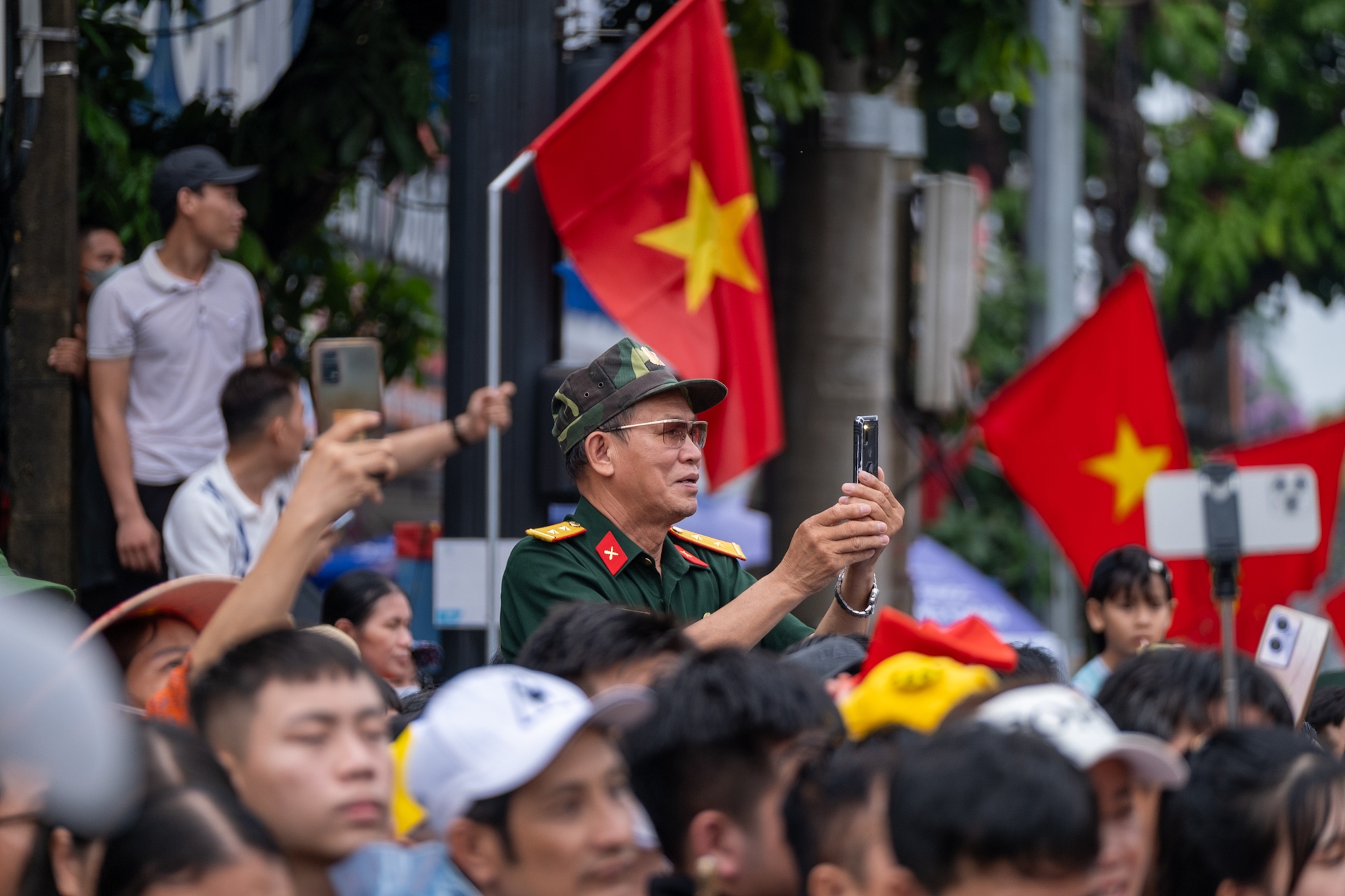Clip, ảnh: Dàn máy bay trực thăng mang cờ Tổ quốc trình diễn trên bầu trời Điện Biên, người dân hào hứng dõi theo - Ảnh 6.