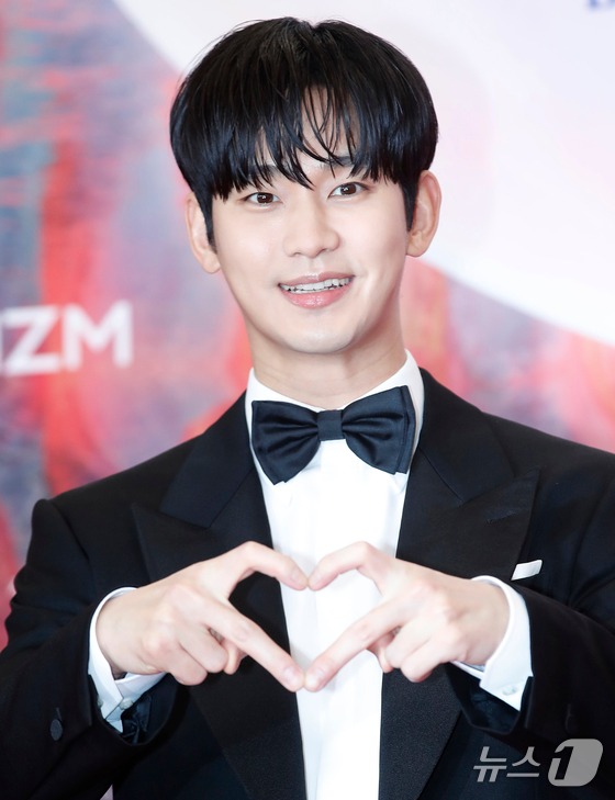 Kim Soo Hyun bùng nổ MXH vì quá điển trai ở Baeksang 2024, vượt mặt loạt siêu sao để nhận giải thưởng lớn - Ảnh 2.