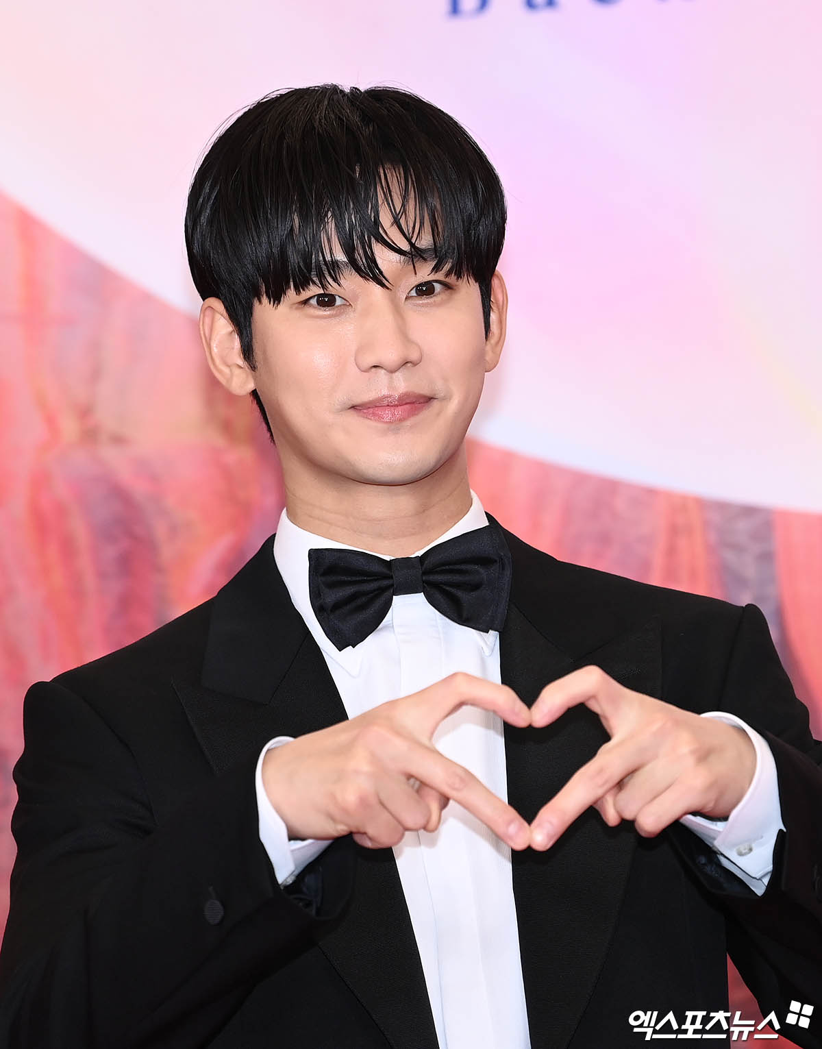 Kim Soo Hyun bùng nổ MXH vì quá điển trai ở Baeksang 2024, vượt mặt loạt siêu sao để nhận giải thưởng lớn - Ảnh 3.