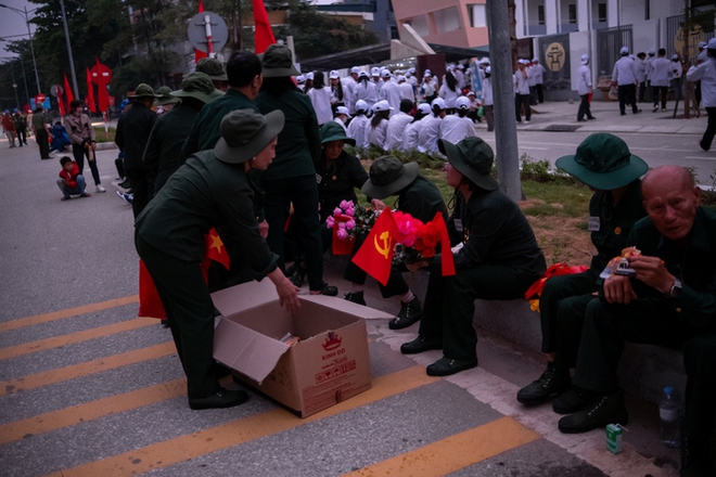 Bà con đội mưa ra đường, phấn khởi trong ngày diễu binh diễu hành kỷ niệm 70 năm Chiến thắng Điện Biên Phủ - Ảnh 15.