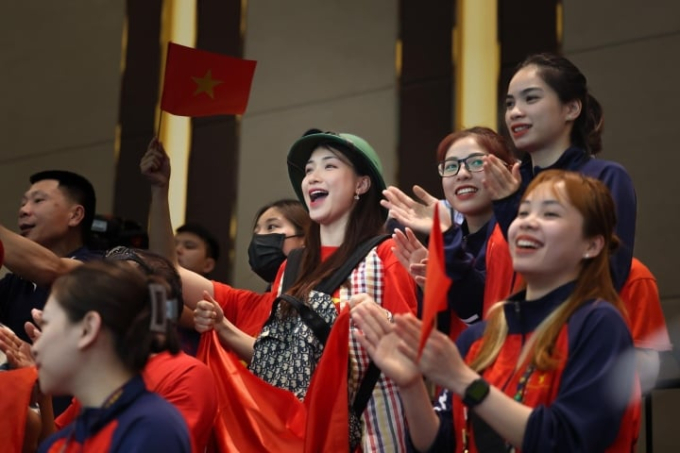 Hòa Minzy hào hứng xem diễu binh tại Điện Biên, mải mê đến mức bị nhắc nhở vì lấn đường - Ảnh 6.