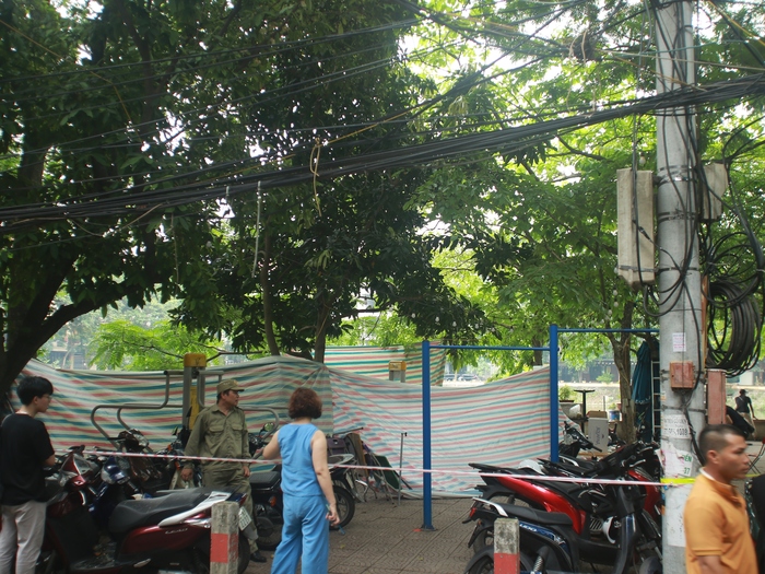 Hà Nội: Phát hiện thi thể thiếu nữ ở hồ Láng Thượng, trục vớt được chiếc balo có đựng gạch bên trong - Ảnh 3. Hà Nội: Phát hiện thi thể thiếu nữ ở hồ Láng Thượng, trục vớt được chiếc balo có đựng gạch bên trong - Ảnh 3.