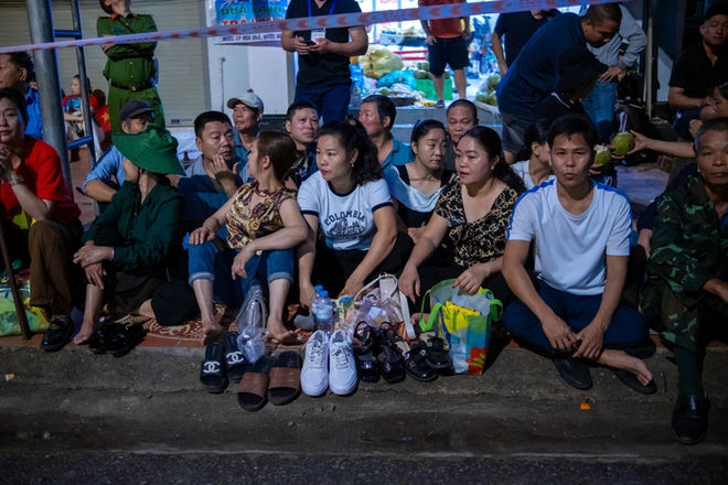 Bà con đội mưa ra đường, phấn khởi trong ngày diễu binh diễu hành kỷ niệm 70 năm Chiến thắng Điện Biên Phủ - Ảnh 4.