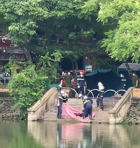 Hà Nội: Phát hiện thi thể thiếu nữ ở hồ Láng Thượng, trục vớt được chiếc balo có đựng gạch bên trong - Ảnh 1. Hà Nội: Phát hiện thi thể thiếu nữ ở hồ Láng Thượng, trục vớt được chiếc balo có đựng gạch bên trong - Ảnh 1.