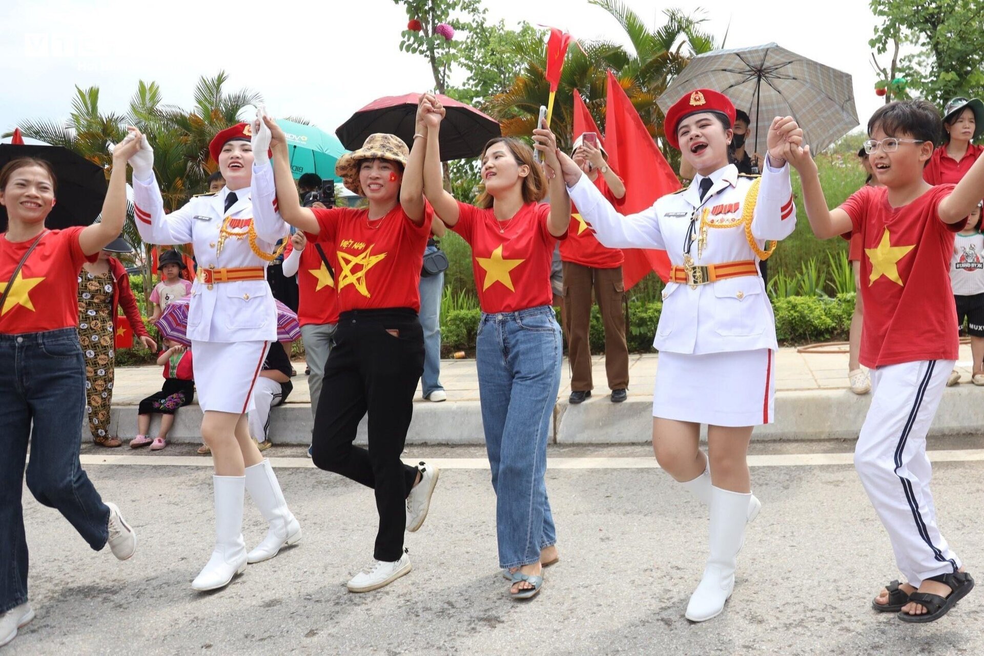 Phút chia tay xúc động người dân Điện Biên với các chiến sĩ tham gia diễu binh - Ảnh 5.