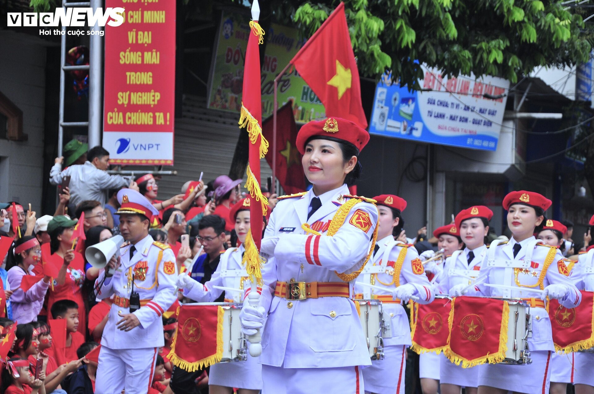 Phút chia tay xúc động người dân Điện Biên với các chiến sĩ tham gia diễu binh - Ảnh 3.