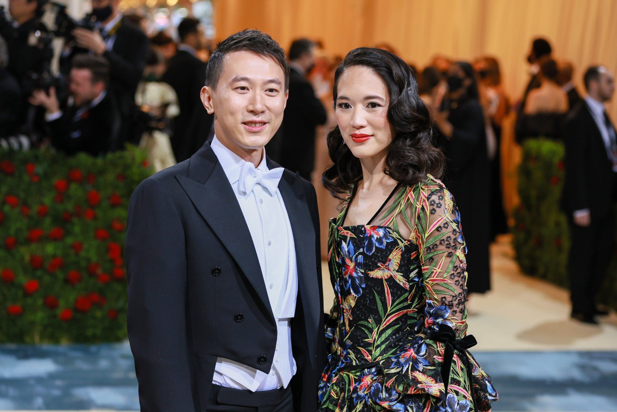 Hai trùm công nghệ tại Met Gala 2024: CEO TikTok nổi bật với visual tổng tài bên vợ đẹp, Jeff Bezos cùng bạn gái có bị chê mặc kém sang? - Ảnh 2.