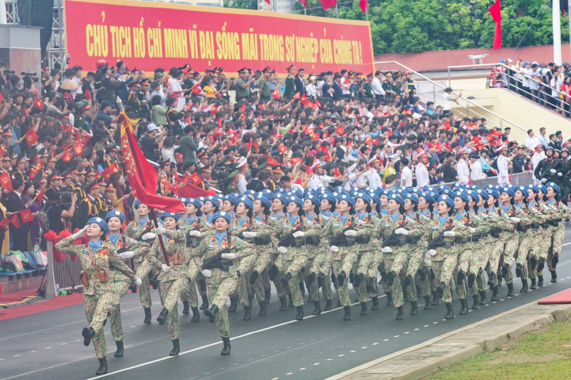 Những bông hồng thép xuất hiện tại lễ diễu hành kỷ niệm 70 năm chiến thắng Điện Biên làm CĐM phải thốt lên: Tự hào lắm các cô gái - Ảnh 2.