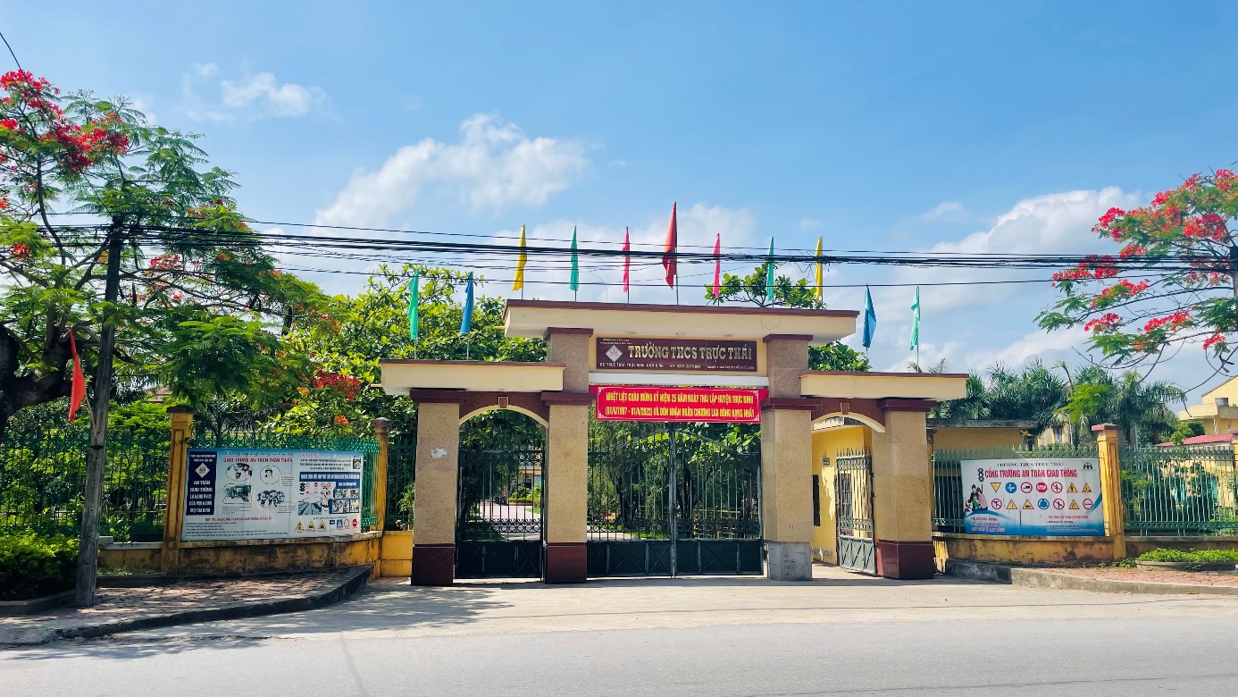 &quot;Đất học Nam Định&quot; có 1 ngôi trường khiến mọi trái tim phải rung rinh: Sao mà đẹp quá đỗi! Từ cổng vào xanh ngát bóng cây - Ảnh 1.