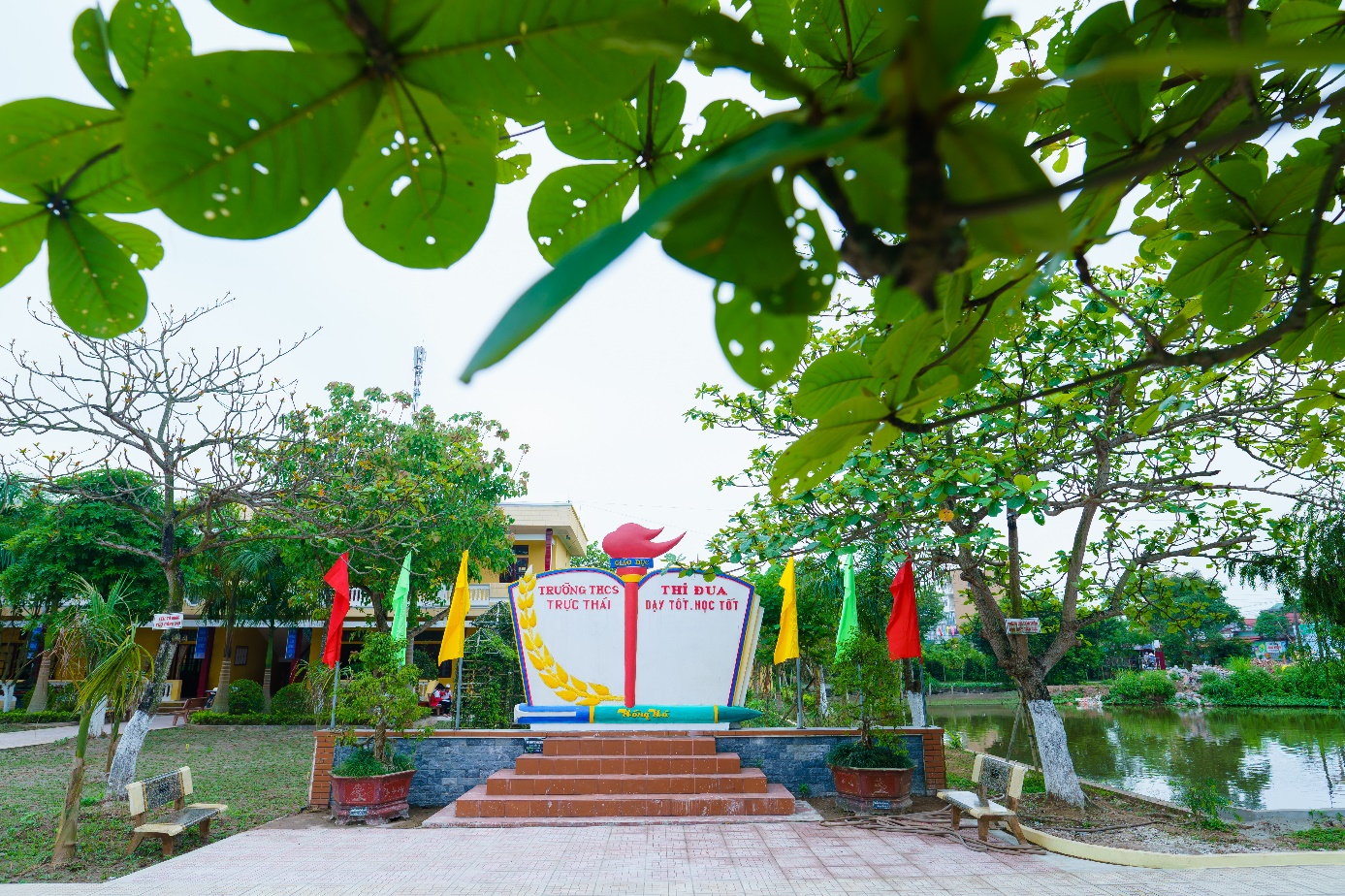 &quot;Đất học Nam Định&quot; có 1 ngôi trường khiến mọi trái tim phải rung rinh: Sao mà đẹp quá đỗi! Từ cổng vào xanh ngát bóng cây - Ảnh 7.