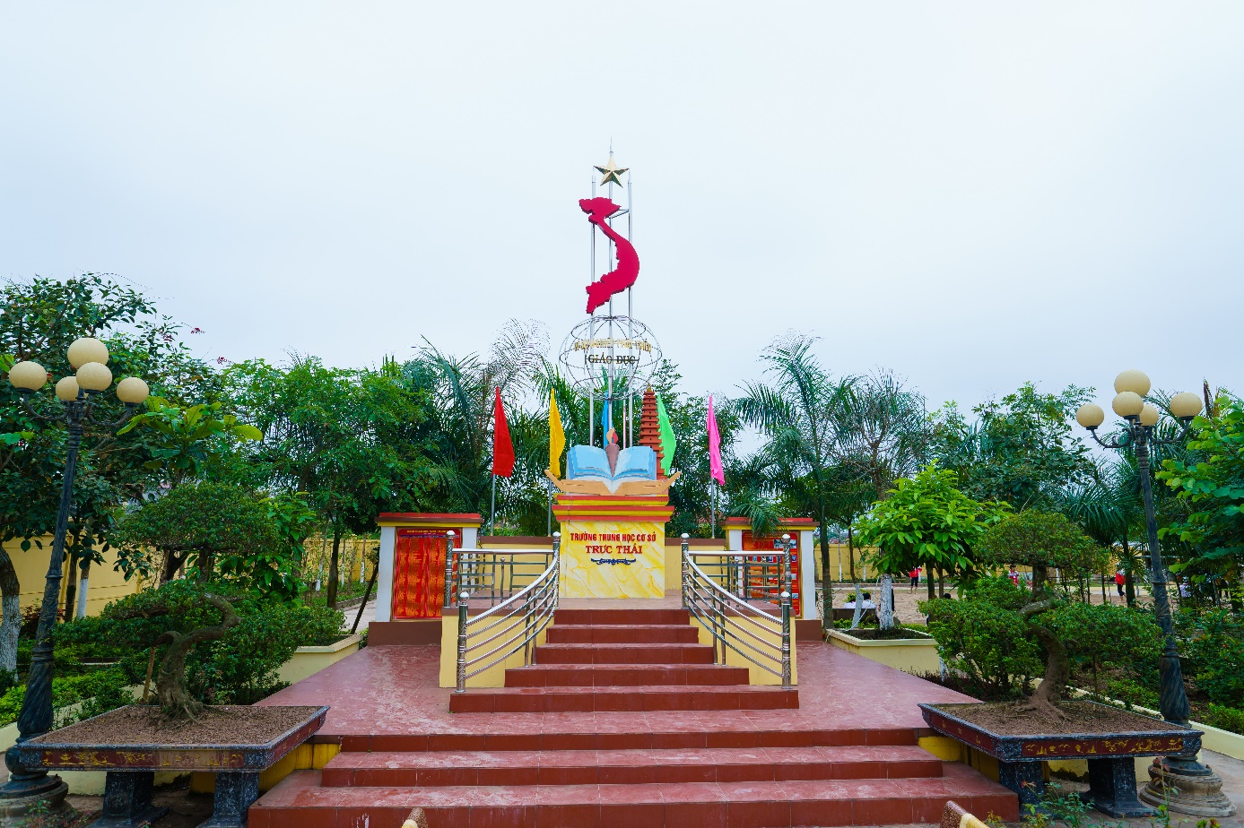 &quot;Đất học Nam Định&quot; có 1 ngôi trường khiến mọi trái tim phải rung rinh: Sao mà đẹp quá đỗi! Từ cổng vào xanh ngát bóng cây - Ảnh 6.