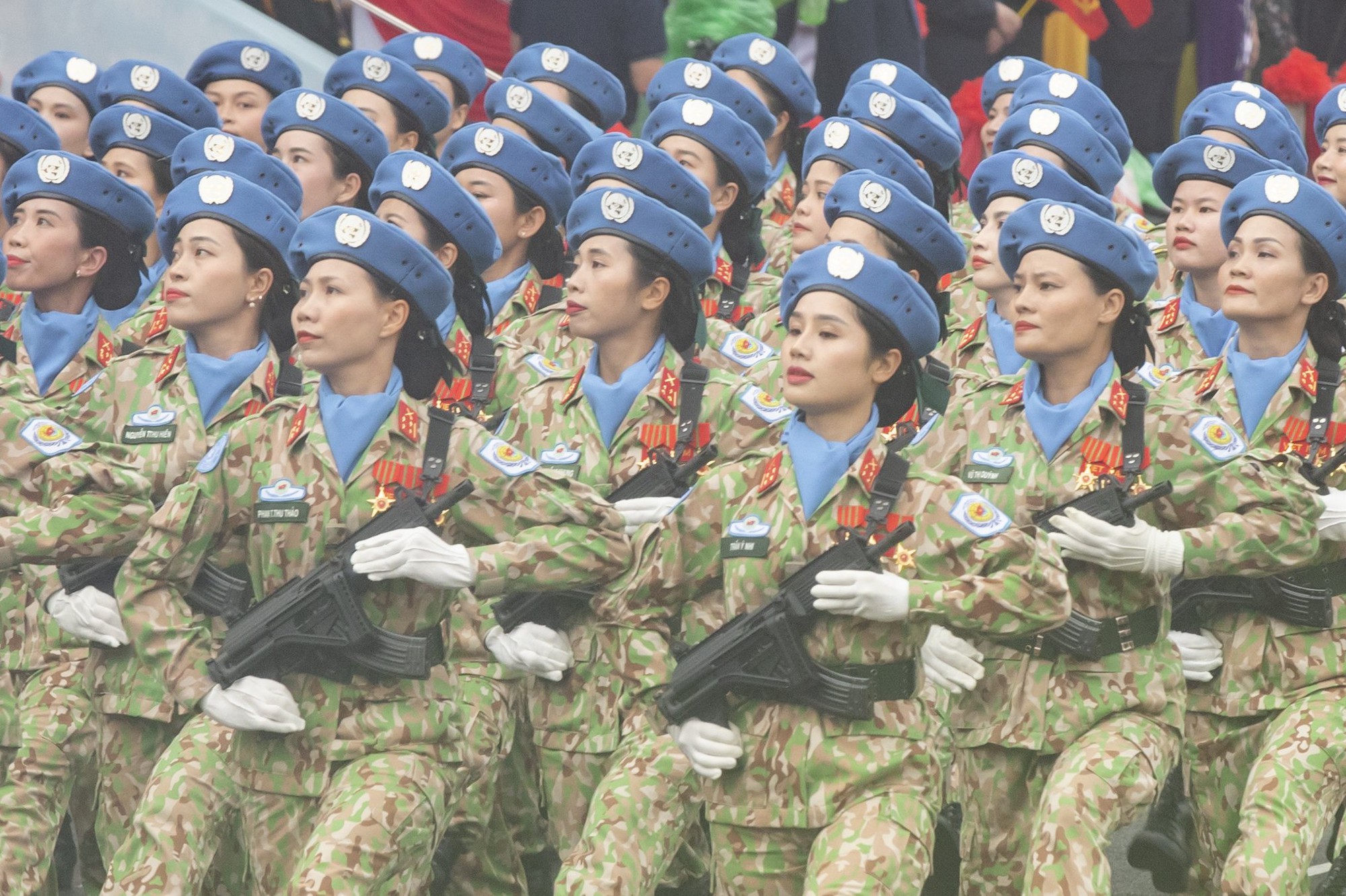 Những bông hồng thép xuất hiện tại lễ diễu hành kỷ niệm 70 năm chiến thắng Điện Biên làm CĐM phải thốt lên: Tự hào lắm các cô gái - Ảnh 4.
