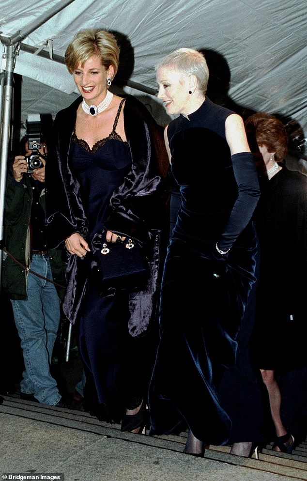 Vương phi Diana từng ghi dấu ấn khó quên tại Met Gala với chiếc váy phóng khoáng mang tuyên ngôn về hôn nhân của bà- Ảnh 3. Vương phi Diana từng ghi dấu ấn khó quên tại Met Gala với chiếc váy phóng khoáng mang tuyên ngôn về hôn nhân của bà- Ảnh 3.