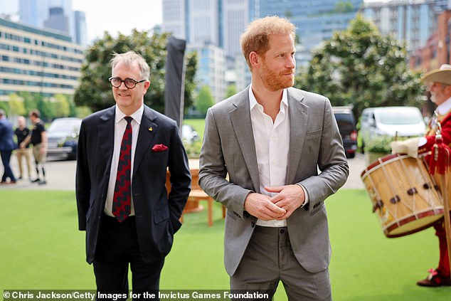 Harry đã đến Anh với lịch trình bận rộn, gần như không có cơ hội gặp Vua Charles và anh trai William- Ảnh 2.