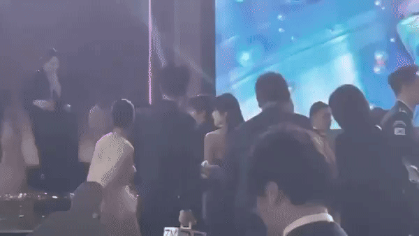 Rần rần clip dàn cast Exhuma phấn khích khi Lee Do Hyun cảm ơn bạn gái: Hóa ra diễn viên nổi tiếng cũng là &quot;shipper&quot;!- Ảnh 7.