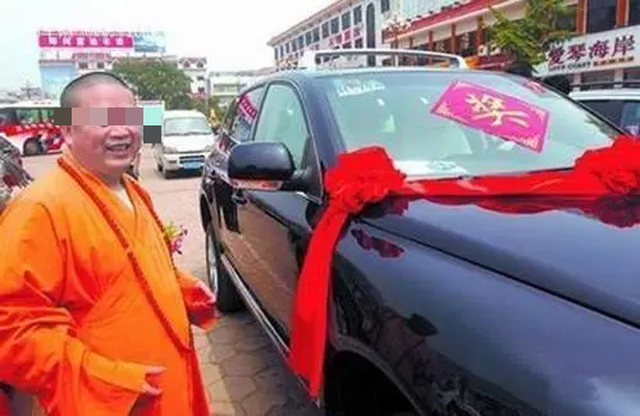 Trung Quốc: Sư trụ trì lái xe Audi, đeo đồng hồ hiệu, giấu 2 tỷ dưới áo cà sa “sa lưới”, bí mật 16 năm hé lộ - Ảnh 1.