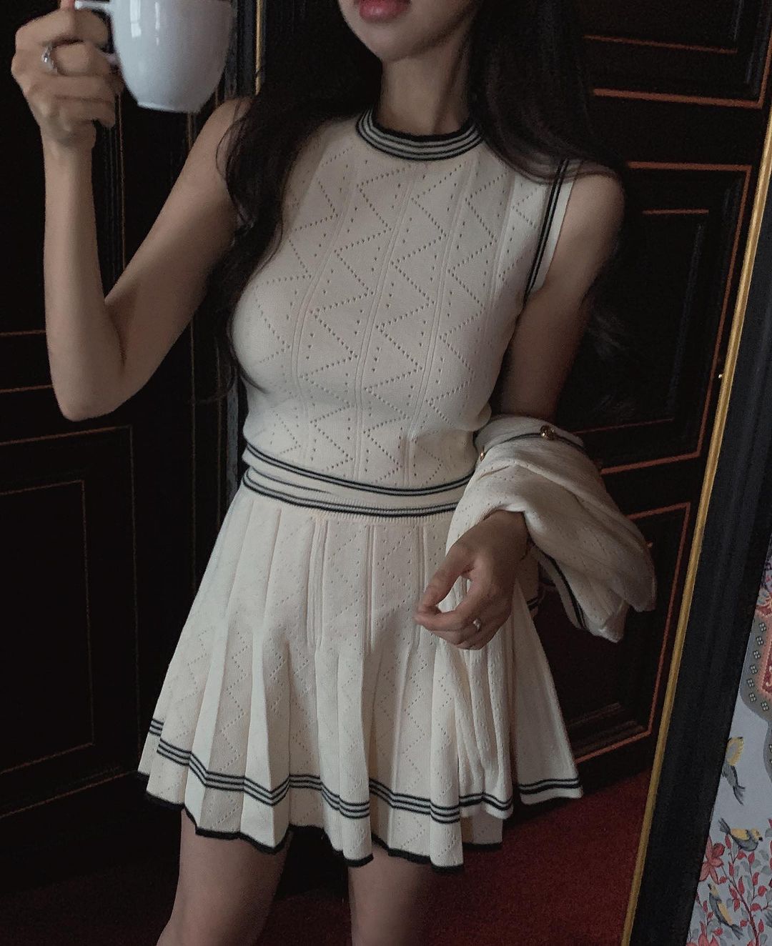 Diện &aacute;o tank top với 5 item sau sẽ gi&uacute;p bạn ghi điểm mặc đẹp như fashionista - Ảnh 10.