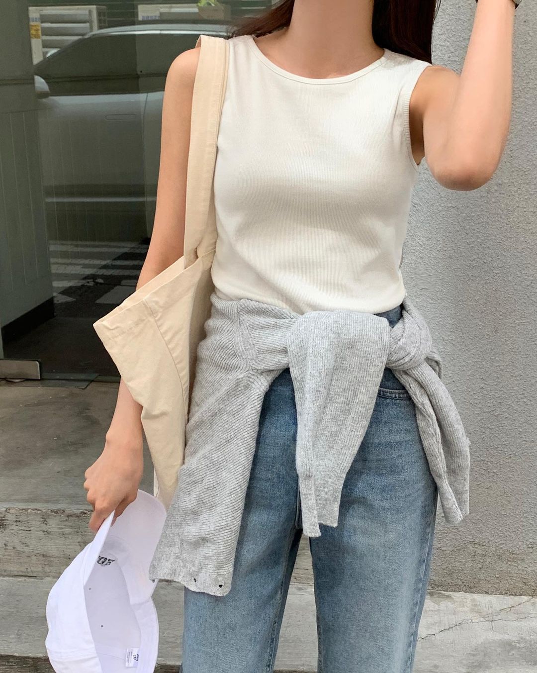Diện &aacute;o tank top với 5 item sau sẽ gi&uacute;p bạn ghi điểm mặc đẹp như fashionista - Ảnh 4.