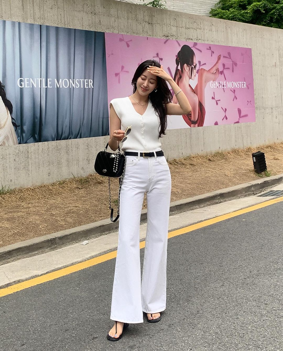 Diện &aacute;o tank top với 5 item sau sẽ gi&uacute;p bạn ghi điểm mặc đẹp như fashionista - Ảnh 2.