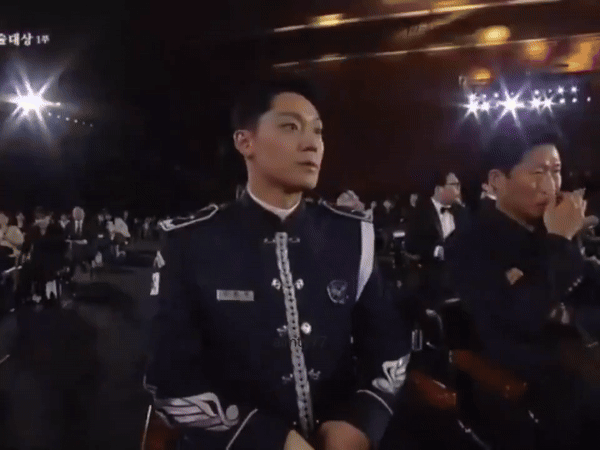 Rần rần clip dàn cast Exhuma phấn khích khi Lee Do Hyun cảm ơn bạn gái: Hóa ra diễn viên nổi tiếng cũng là "shipper"!- Ảnh 5. Rần rần clip dàn cast Exhuma phấn khích khi Lee Do Hyun cảm ơn bạn gái: Hóa ra diễn viên nổi tiếng cũng là "shipper"!- Ảnh 5.