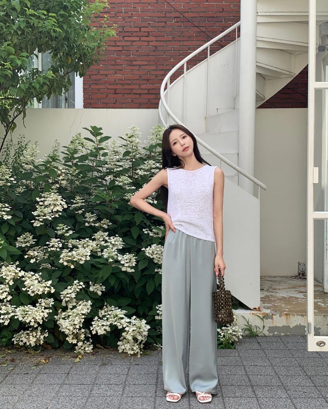 Diện &aacute;o tank top với 5 item sau sẽ gi&uacute;p bạn ghi điểm mặc đẹp như fashionista - Ảnh 5.
