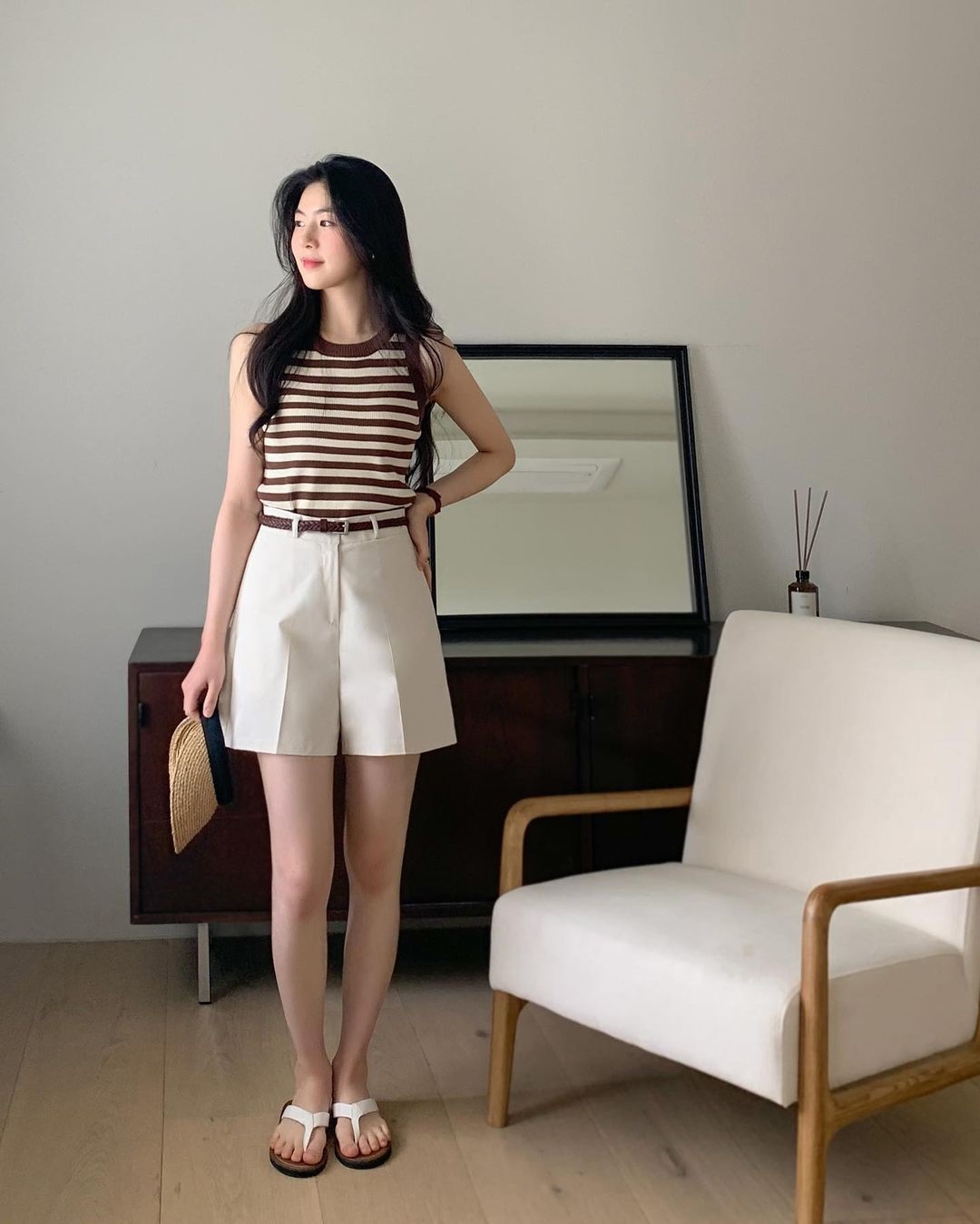 Diện &aacute;o tank top với 5 item sau sẽ gi&uacute;p bạn ghi điểm mặc đẹp như fashionista - Ảnh 12.