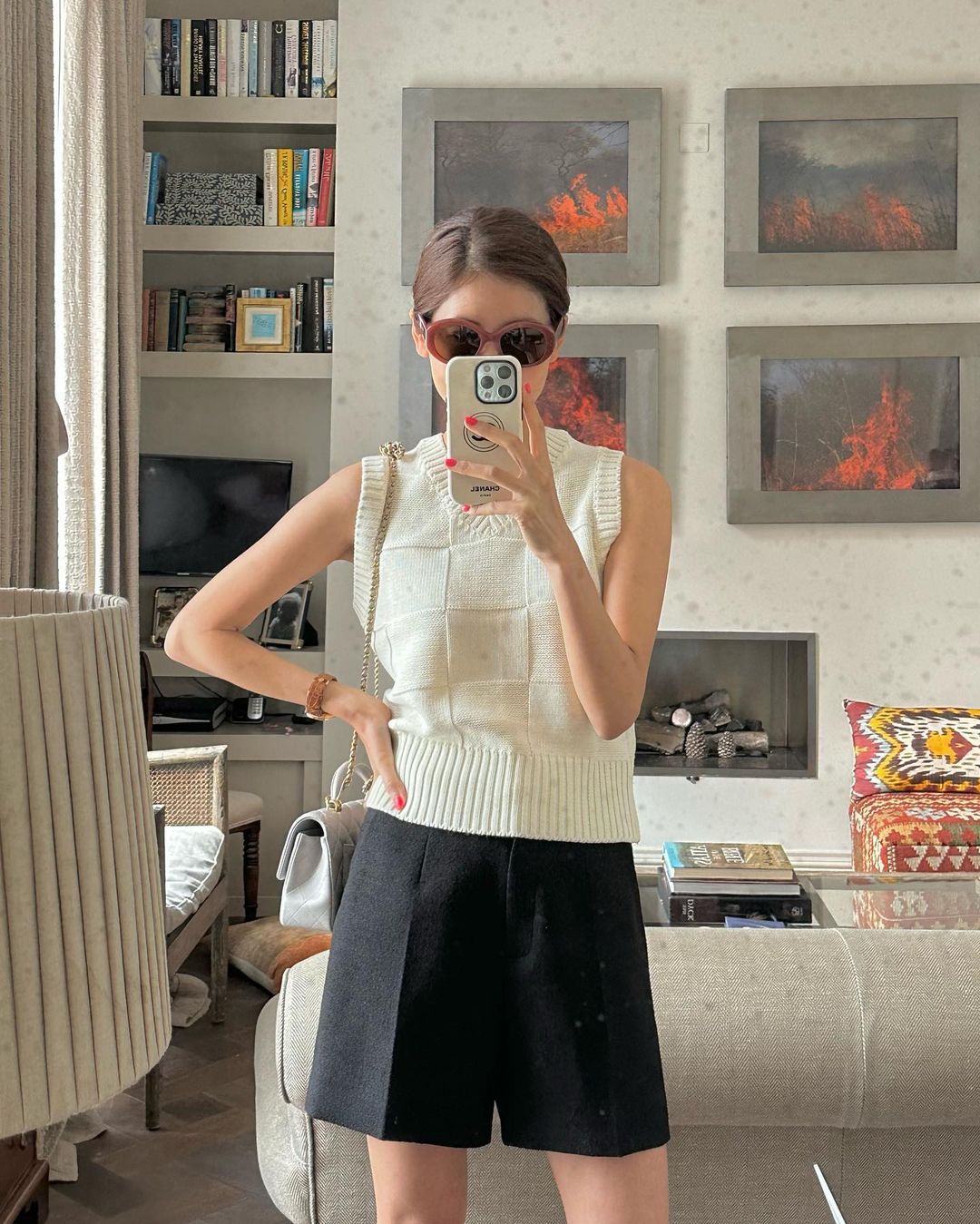 Diện &aacute;o tank top với 5 item sau sẽ gi&uacute;p bạn ghi điểm mặc đẹp như fashionista - Ảnh 11.