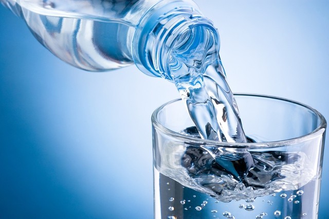 Trẻ em cần uống bao nhiêu nước một ngày là đủ? - Ảnh 1.
