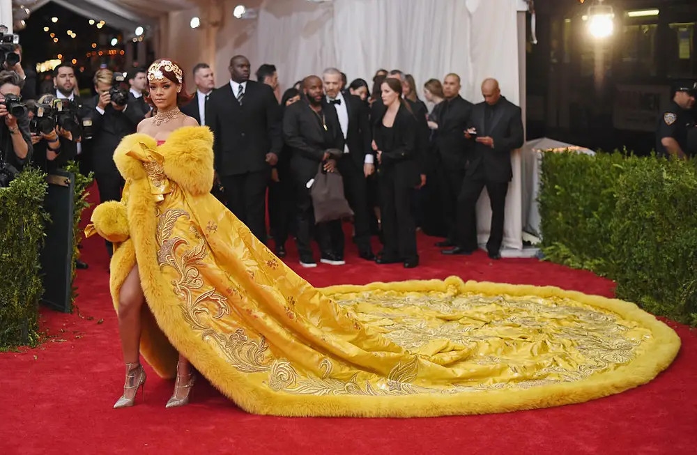 Rihanna's impressive outfits, breaking all norms throughout the Met Gala seasons - Photo 6.