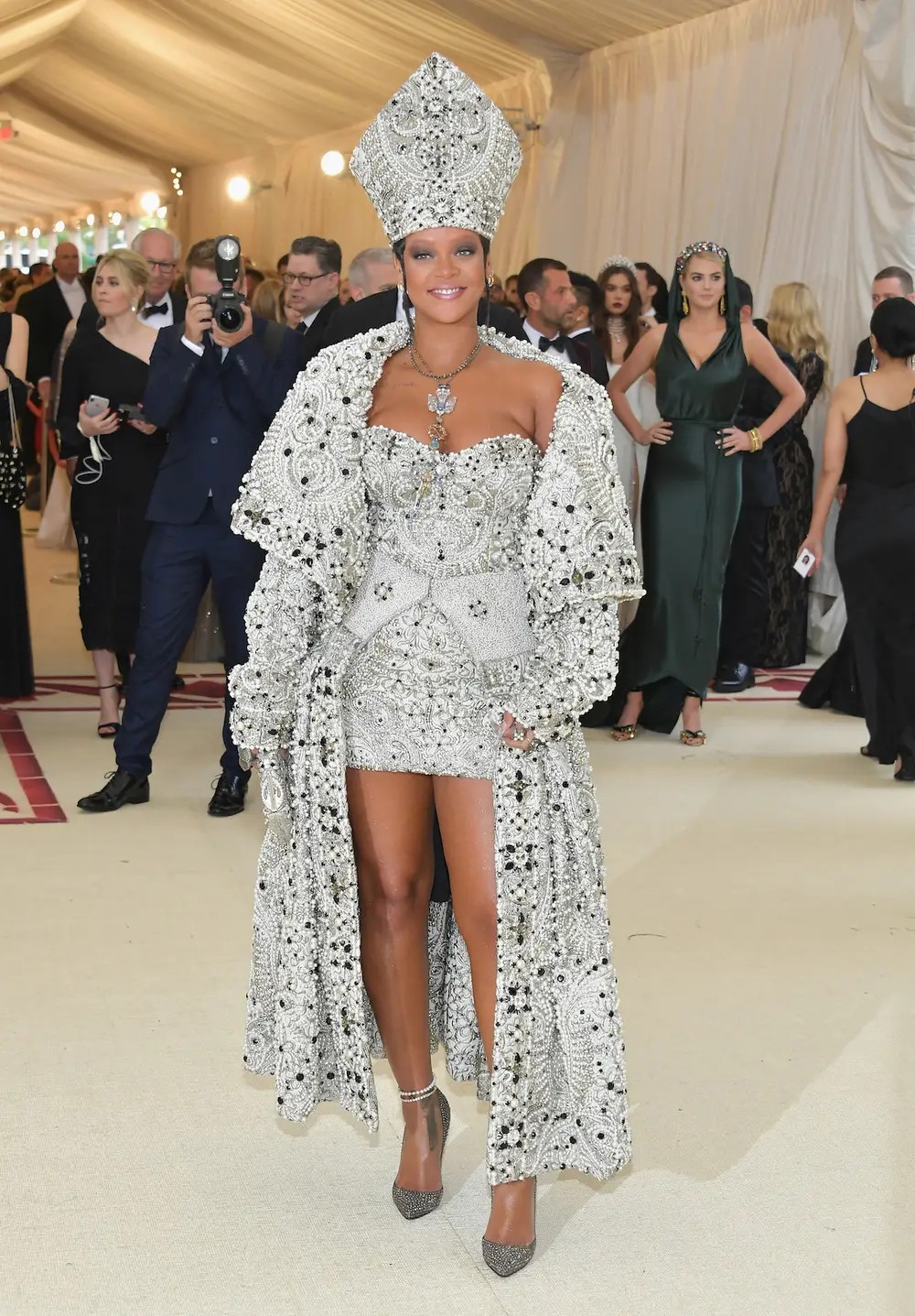 Những bộ cánh ấn tượng, phá vỡ mọi quy chuẩn của Rihanna qua các mùa Met Gala - Ảnh 8.