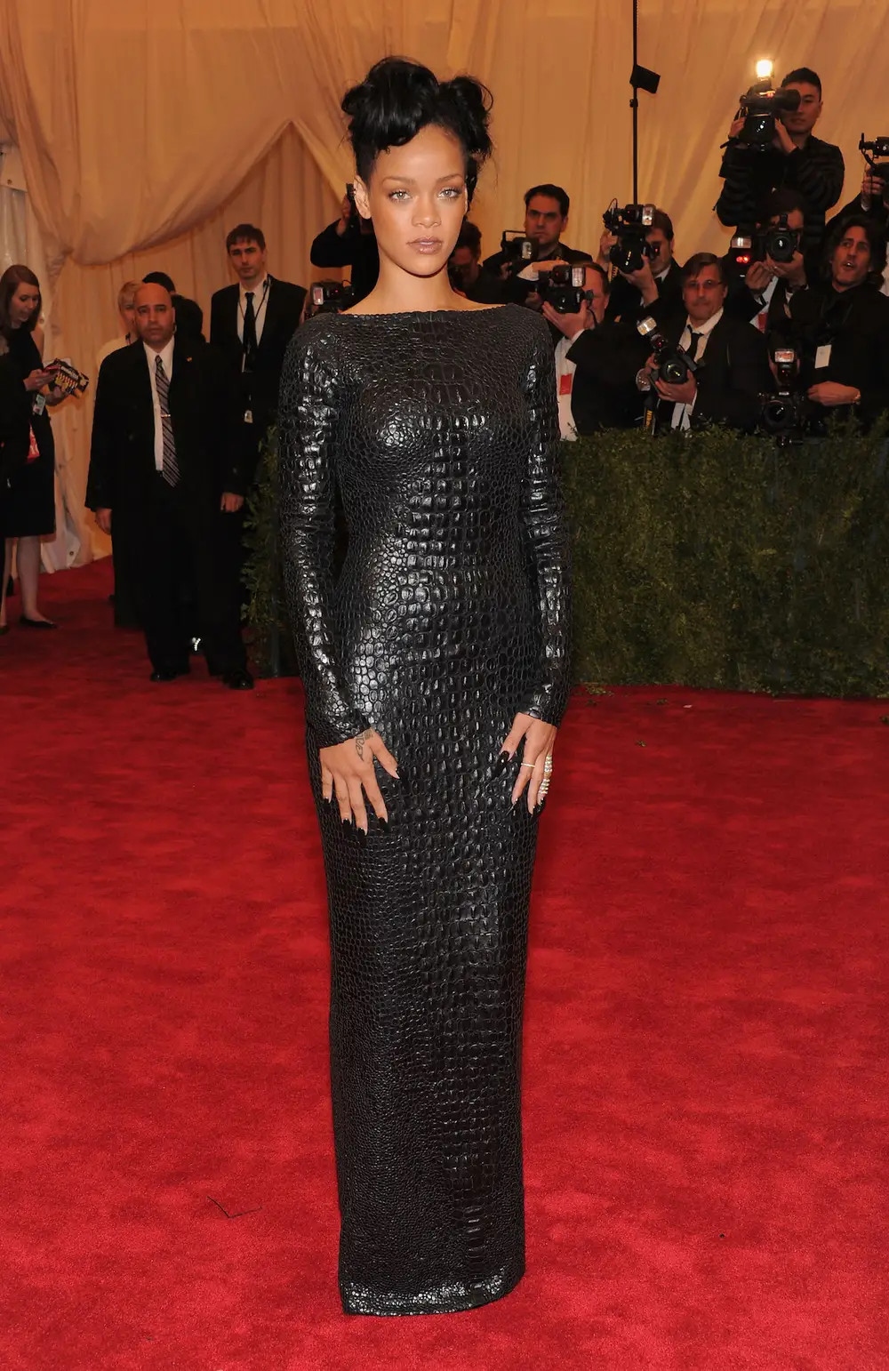 Impressive outfits, breaking all norms of Rihanna through Met Gala seasons - Photo 4.