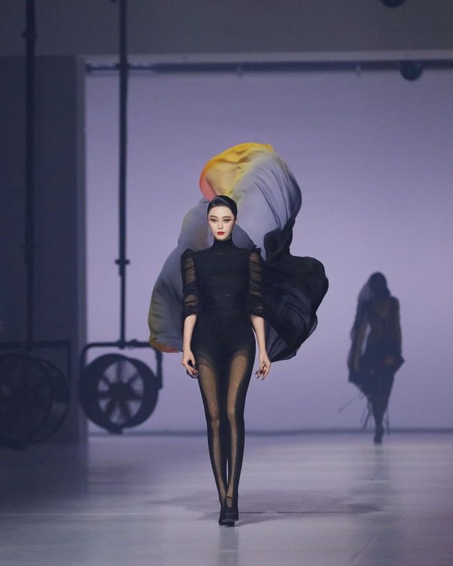 "Kim cương đen" của Met Gala 2024: Si&ecirc;u mẫu thế hệ mới từng khiến Phạm Băng Băng &ecirc; chề v&igrave; catwalk chung, dự l&agrave; sẽ so&aacute;n ng&ocirc;i Bella Hadid - Ảnh 16.