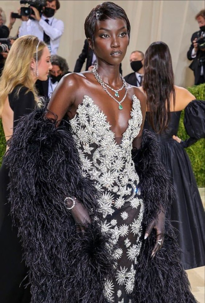 "Kim cương đen" của Met Gala 2024: Si&ecirc;u mẫu thế hệ mới từng khiến Phạm Băng Băng &ecirc; chề v&igrave; catwalk chung, dự l&agrave; sẽ so&aacute;n ng&ocirc;i Bella Hadid - Ảnh 21.