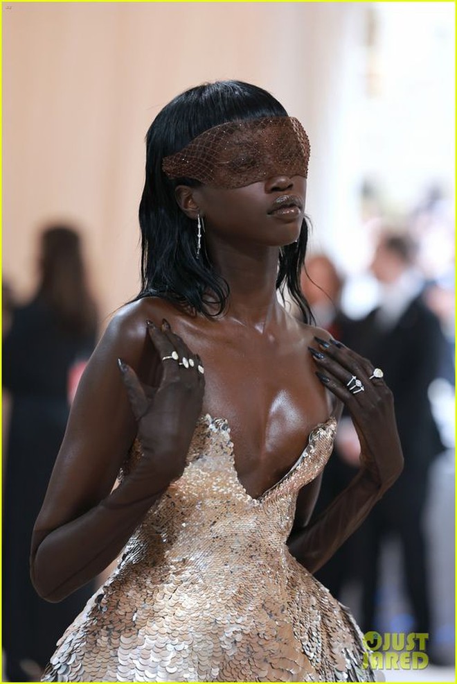 "Kim cương đen" của Met Gala 2024: Si&ecirc;u mẫu thế hệ mới từng khiến Phạm Băng Băng &ecirc; chề v&igrave; catwalk chung, dự l&agrave; sẽ so&aacute;n ng&ocirc;i Bella Hadid - Ảnh 23.