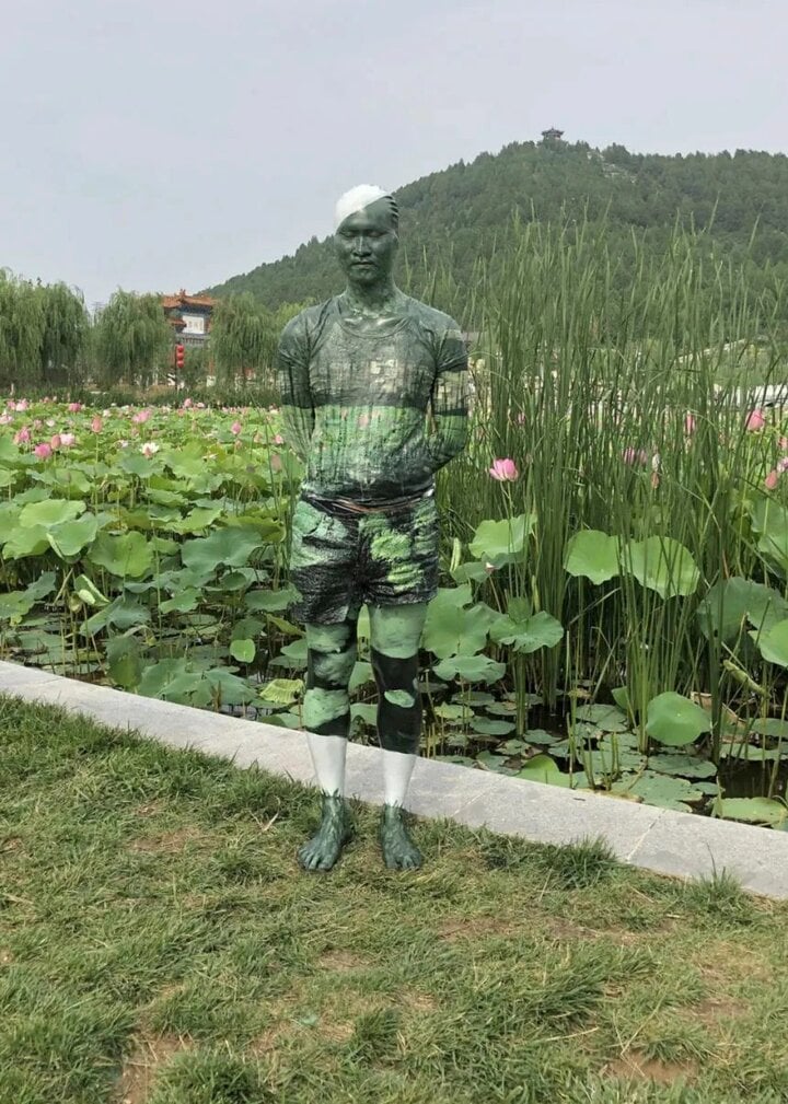 Hoạ sĩ 'tàng hình' điêu luyện gây sốt mạng xã hội ở Trung Quốc - Ảnh 2.