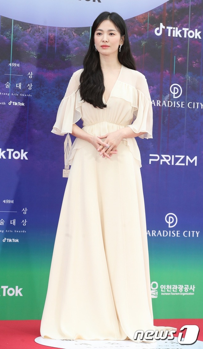 Song Hye Kyo - Song Joong Ki qua 8 mùa Baeksang: 2016 tổ chức &quot;đám cưới sớm&quot;, 2024 đụng độ &quot;sượng trân&quot; sau vụ ly hôn ồn ào - Ảnh 10.