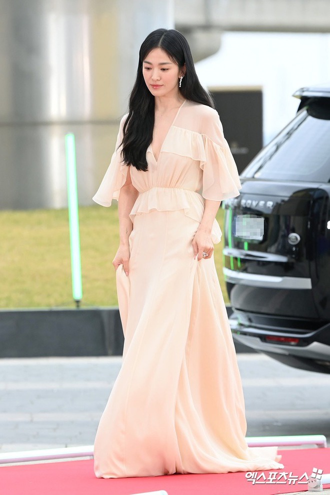 Song Hye Kyo - Song Joong Ki qua 8 mùa Baeksang: 2016 tổ chức &quot;đám cưới sớm&quot;, 2024 đụng độ &quot;sượng trân&quot; sau vụ ly hôn ồn ào - Ảnh 11.