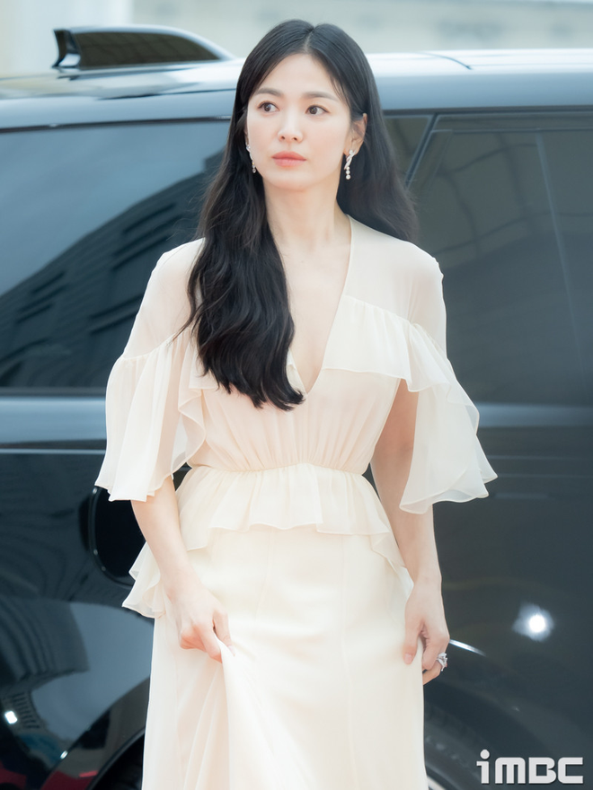 Song Hye Kyo - Song Joong Ki qua 8 mùa Baeksang: 2016 tổ chức &quot;đám cưới sớm&quot;, 2024 đụng độ &quot;sượng trân&quot; sau vụ ly hôn ồn ào - Ảnh 12.