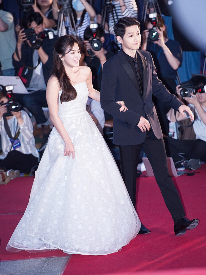 Song Hye Kyo - Song Joong Ki qua 8 mùa Baeksang: 2016 tổ chức &quot;đám cưới sớm&quot;, 2024 đụng độ &quot;sượng trân&quot; sau vụ ly hôn ồn ào - Ảnh 3.
