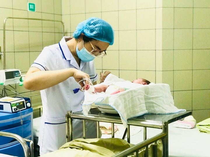 Sản phụ mắc bệnh hiểm nghèo ở tuần thai 16 được bác sỹ cứu mẹ tròn con vuông - Ảnh 1.