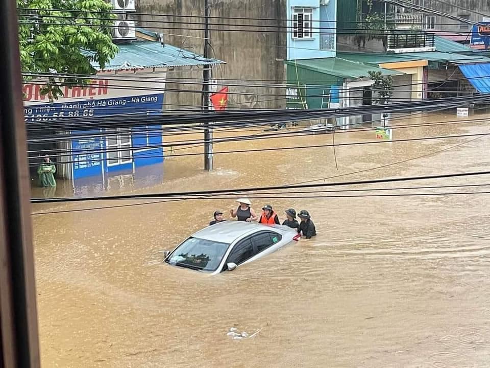 Mưa lũ bất ngờ, Hà Giang chìm trong biển nước, nhiều   khách du lịch phải bỏ lại xe máy- Ảnh 1.