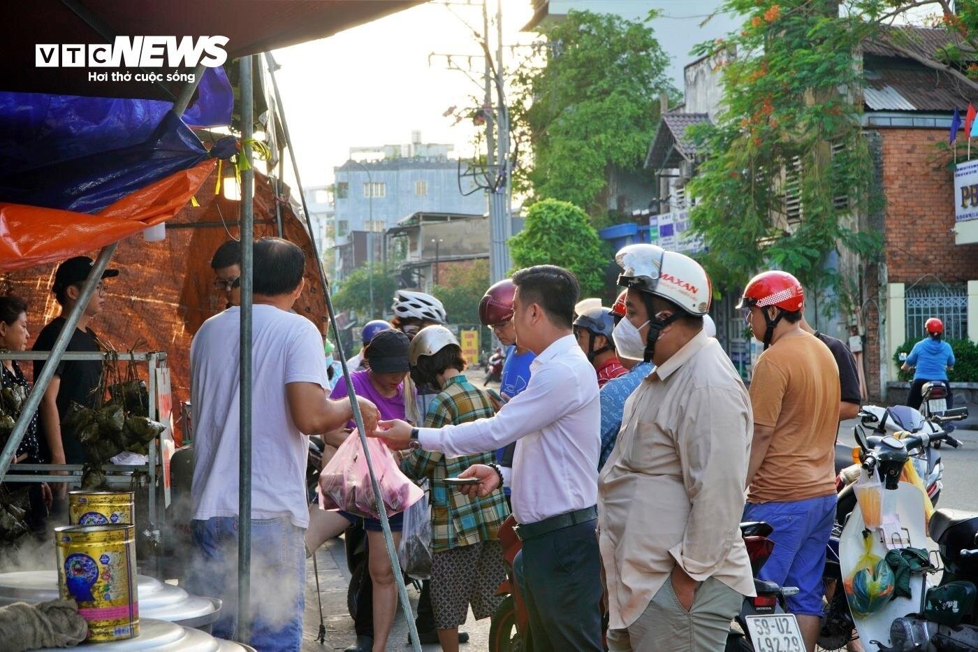 TP.HCM: Chen chân mua bánh đặc sản của người Hoa dịp Tết Đoan ngọ - Ảnh 7.