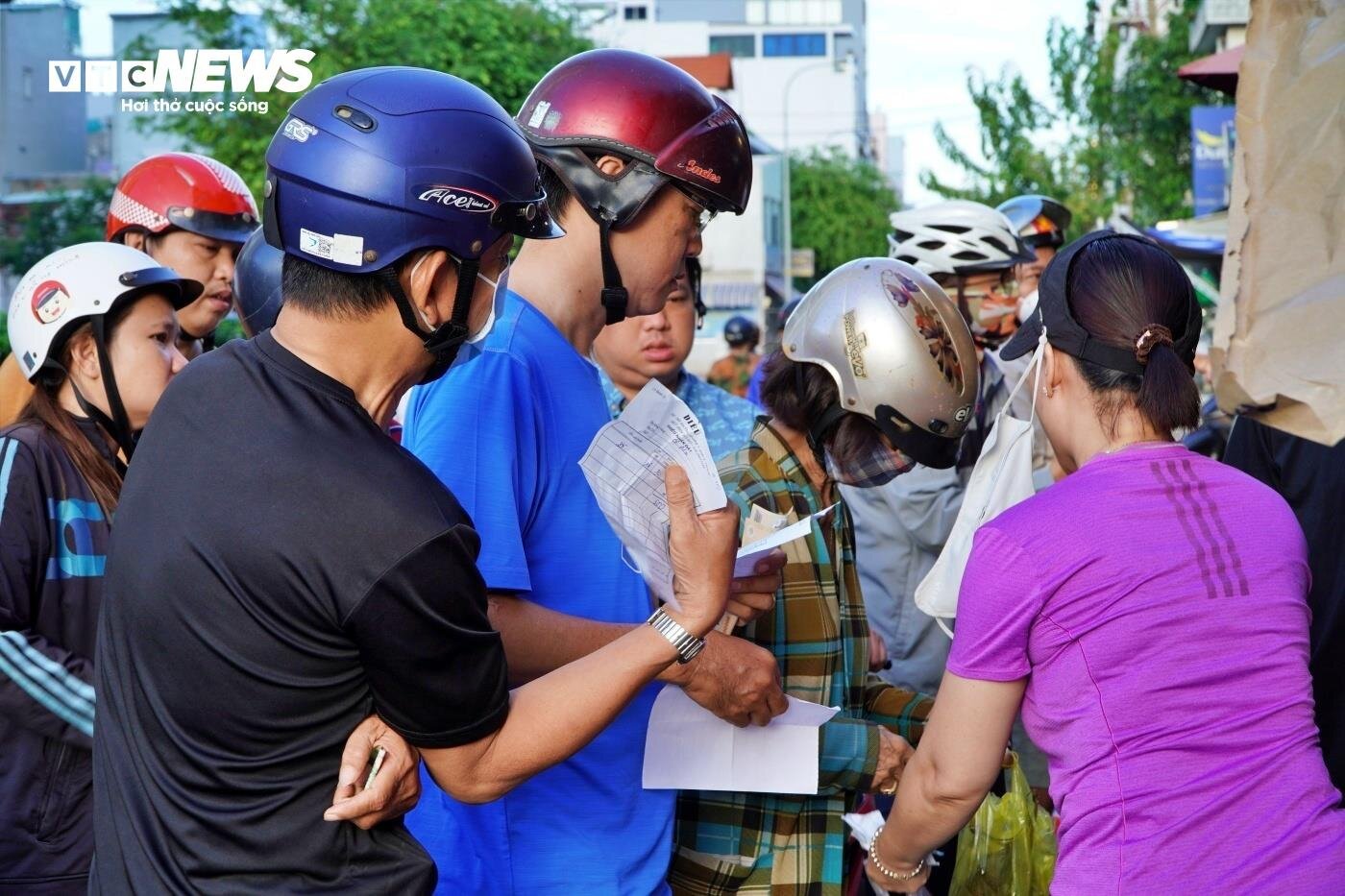 TP.HCM: Chen chân mua bánh đặc sản của người Hoa dịp Tết Đoan ngọ - Ảnh 11.