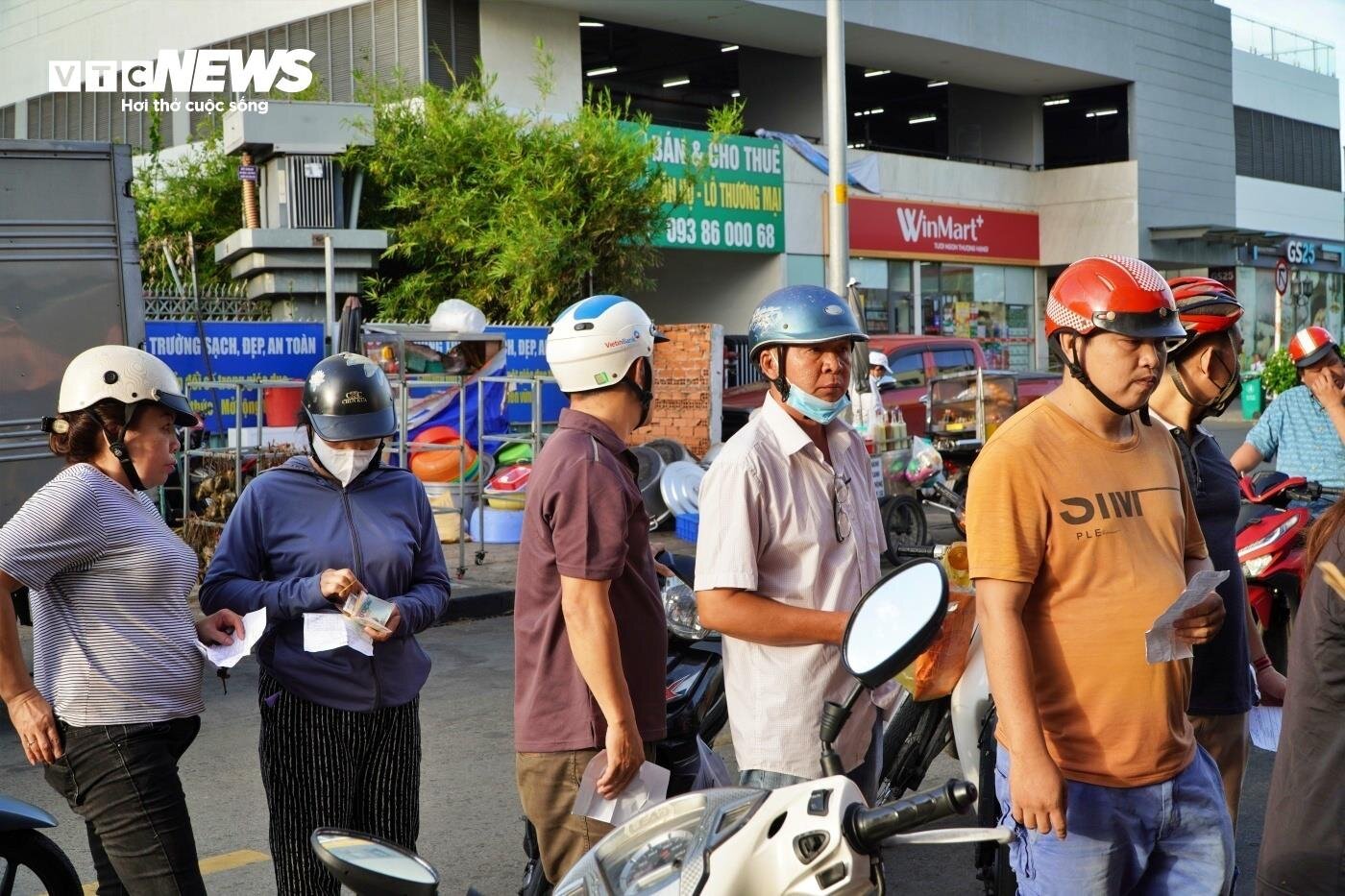 TP.HCM: Chen chân mua bánh đặc sản của người Hoa dịp Tết Đoan ngọ - Ảnh 10.