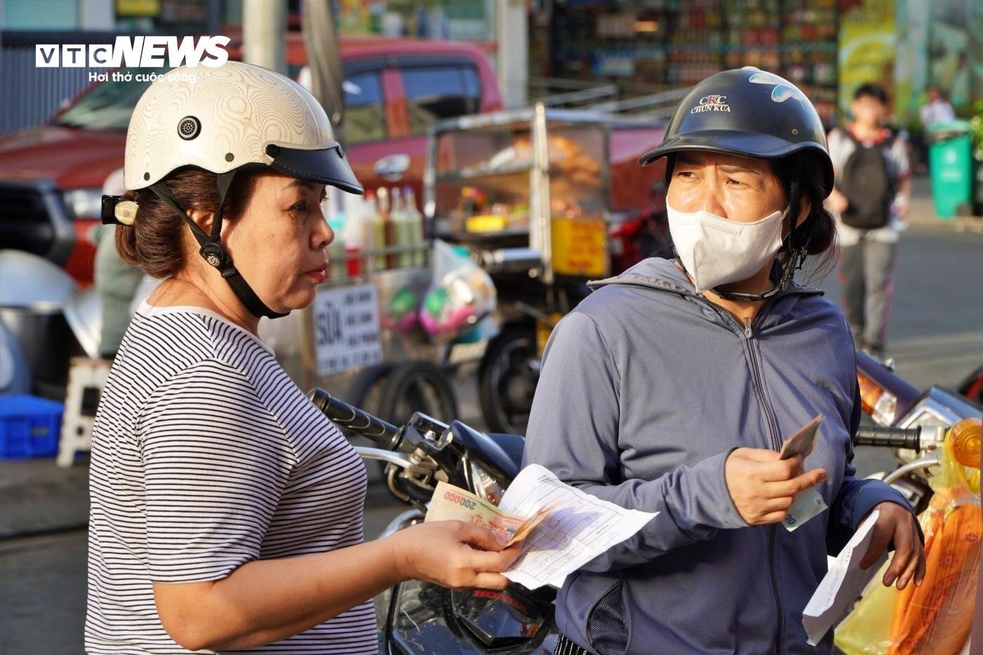 TP.HCM: Chen chân mua bánh đặc sản của người Hoa dịp Tết Đoan ngọ - Ảnh 14.