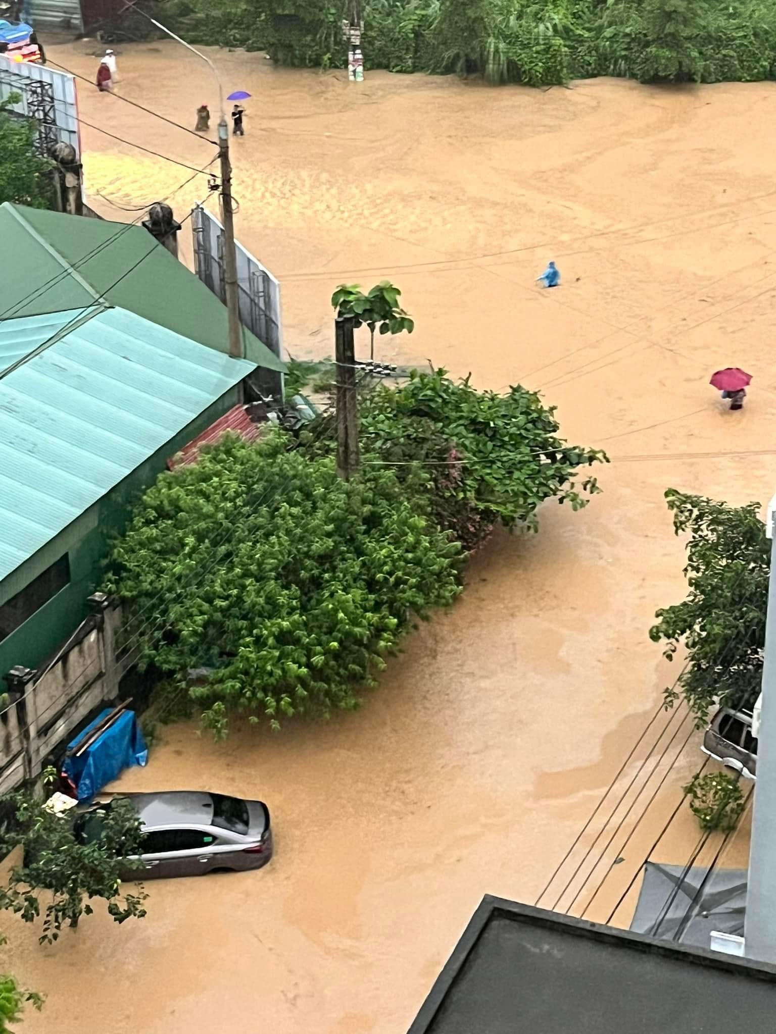 Mưa lũ bất ngờ, Hà Giang chìm trong biển nước, nhiều   khách du lịch phải bỏ lại xe máy- Ảnh 2.