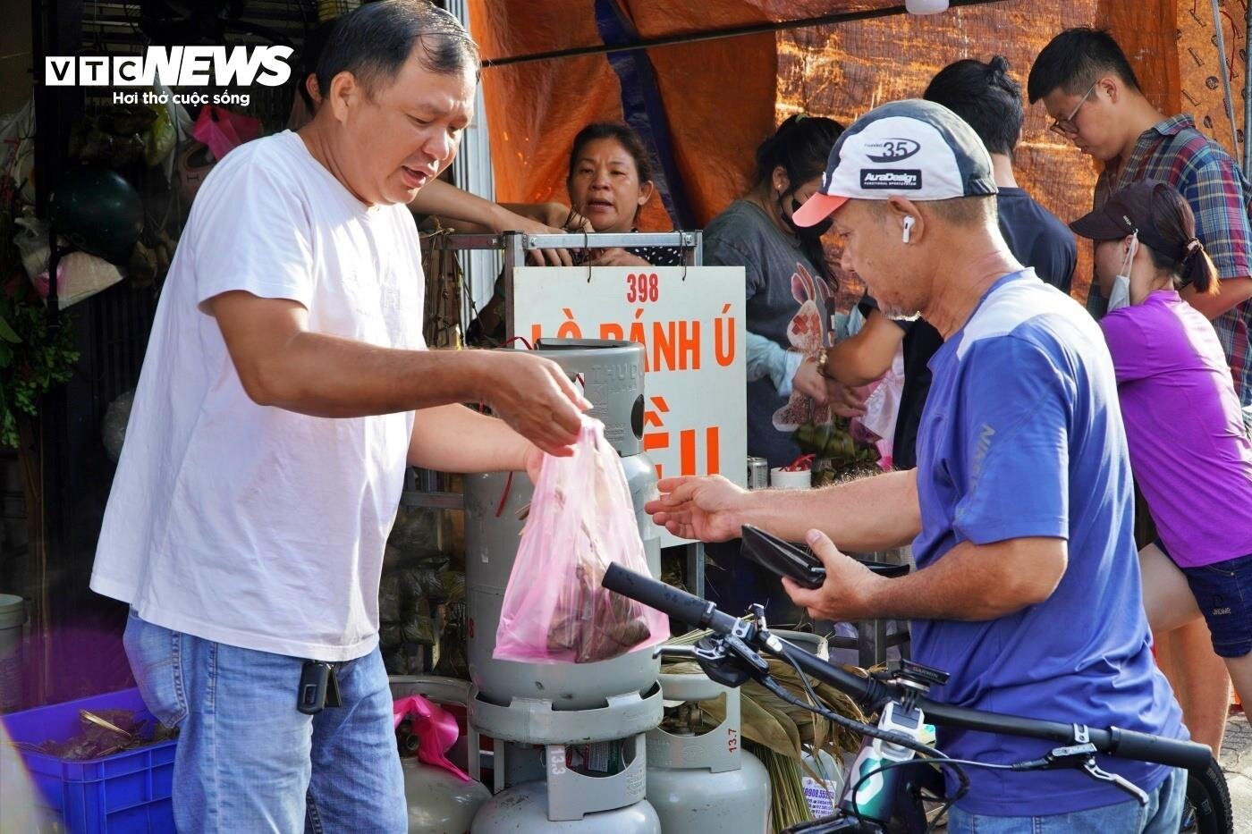 TP.HCM: Chen chân mua bánh đặc sản của người Hoa dịp Tết Đoan ngọ - Ảnh 6.