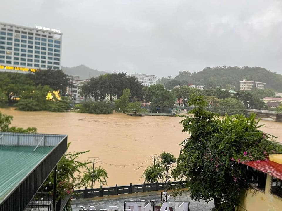 Mưa lũ bất ngờ, Hà Giang chìm trong biển nước, nhiều   khách du lịch phải bỏ lại xe máy- Ảnh 3.