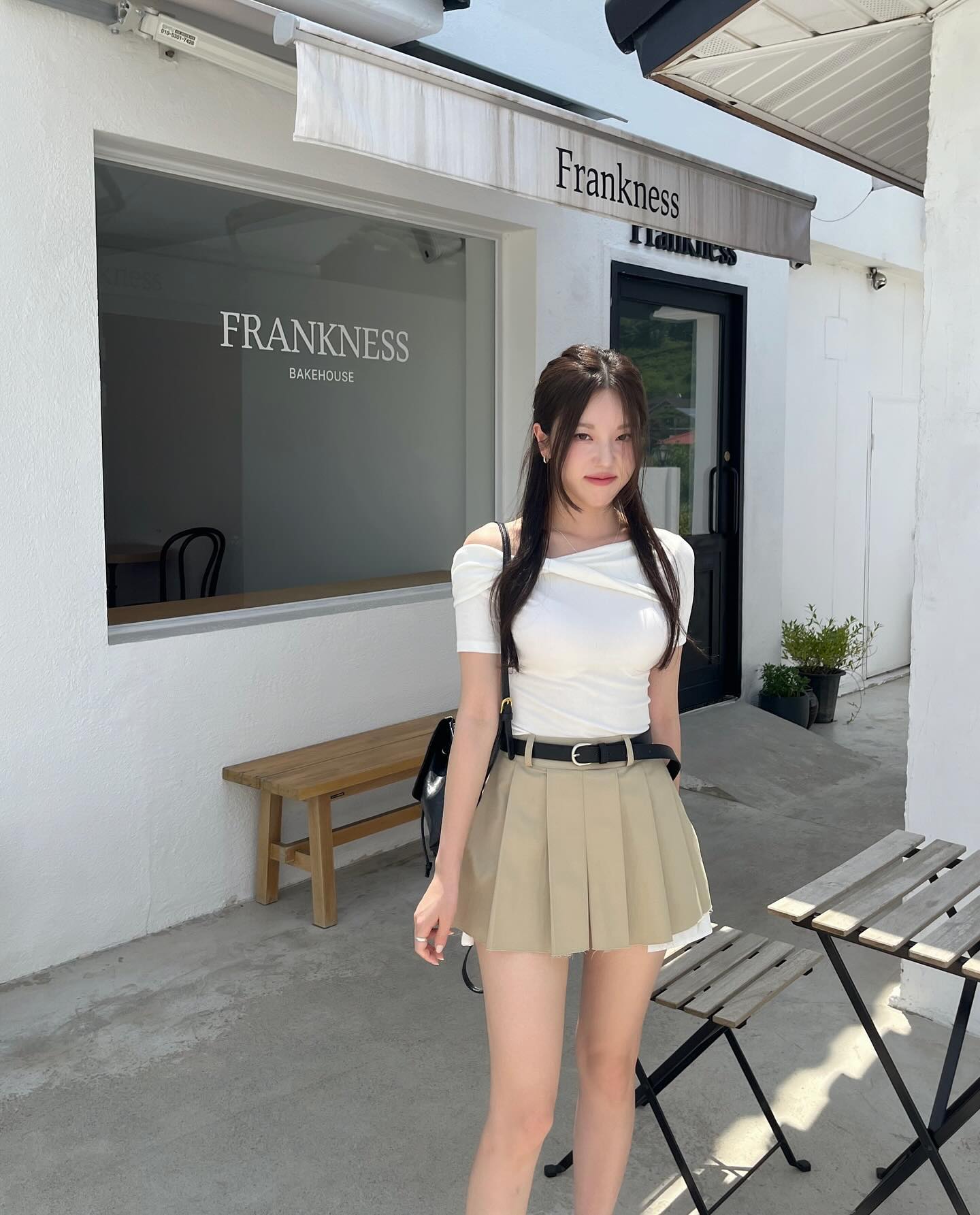 Tham khảo Park Min Young những set váy ngắn trẻ trung cho tuổi U40 - Ảnh 4.