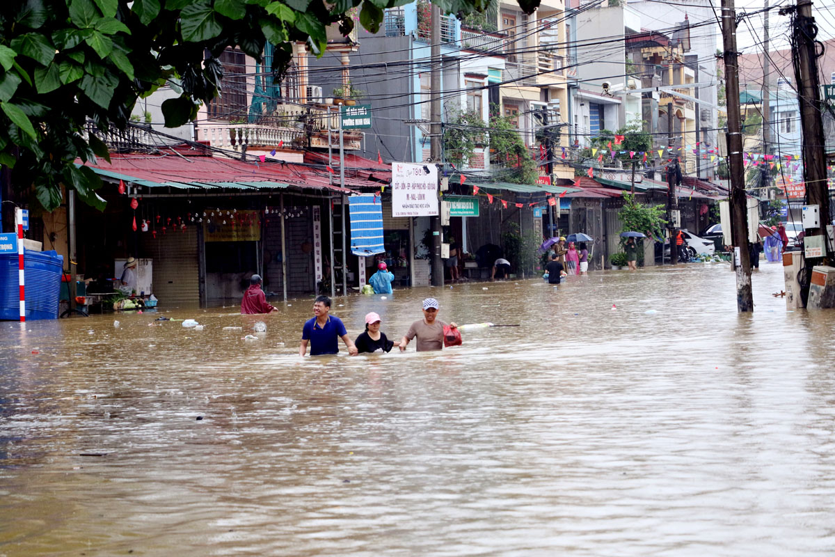 Những hình ảnh xót xa ở Hà Giang lúc này: Lũ trên sông Lô cao nhất trong gần 40 năm, toàn thành phố chìm trong biển nước - Ảnh 3.